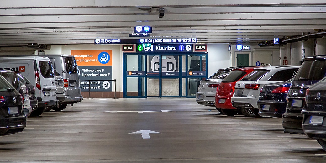 P-Kluuvi Helsinki, autoja parkkihallissa ja taustalla jalankäynti kauppakeskukseen