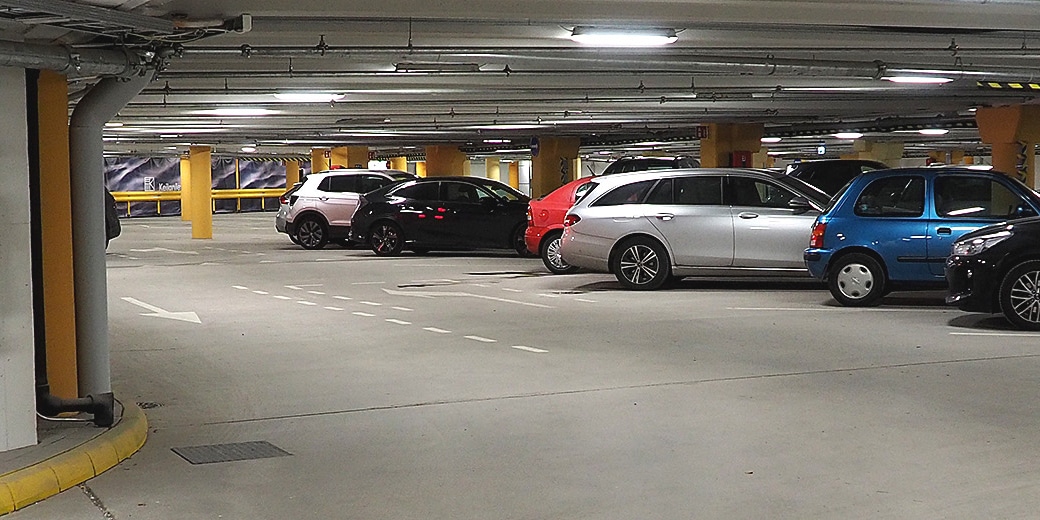P-Kolmioparkki Espoo, autoja pysäköintihallissa