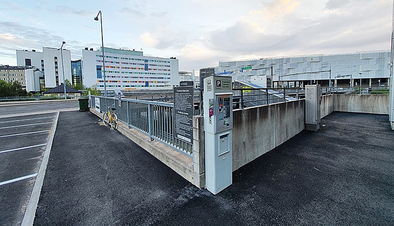 P-Kupittaan asema Turku, näkymä pysäköintipaikalta maksuautomaattia kohti