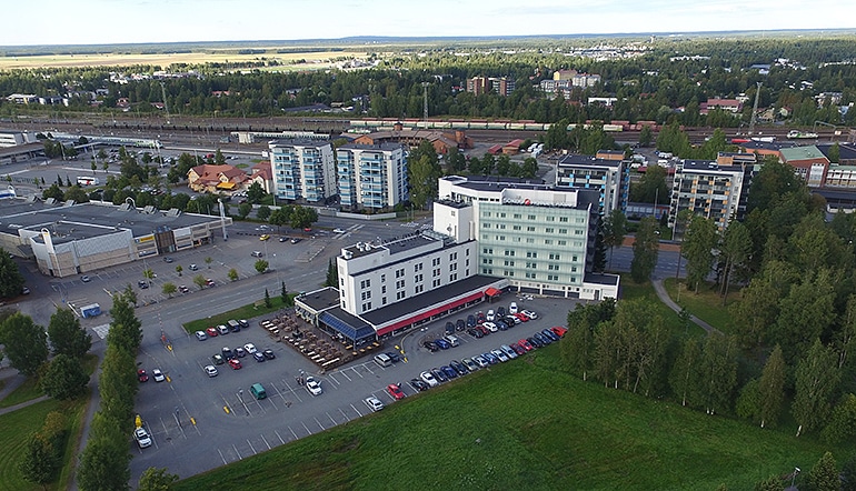P-Lakeus Seinäjoki, ilmakuvassa yleisnäkymä kaupungista, jossa edustalla hotelli ja parkkipaikka