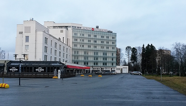 P-Lakeus Seinäjoki, parkkialue hotellin edustalla