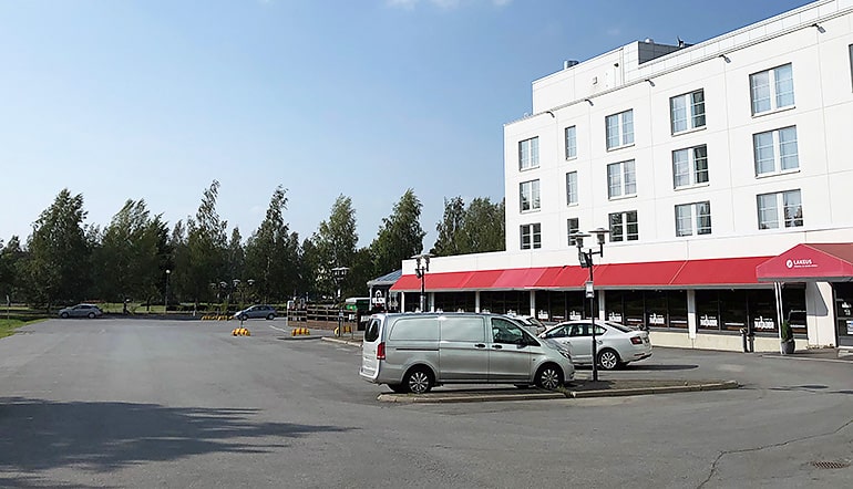 P-Lakeus Seinäjoki, pysäköintialue hotellin edustalla