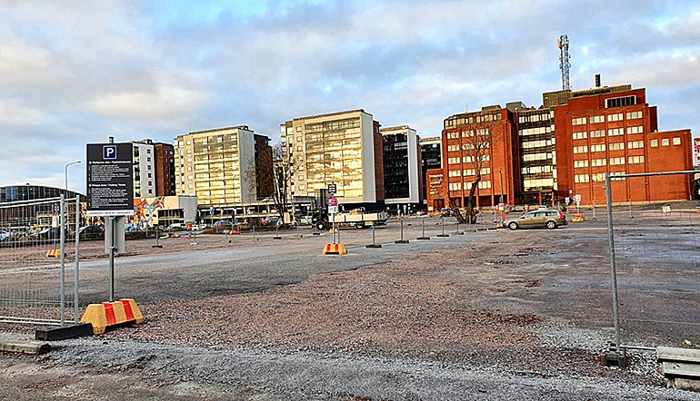 P-Lemminkäisenkatu 24 Turku, edustalla pysäköintialue ja taustalla kerrostalorakennuksia