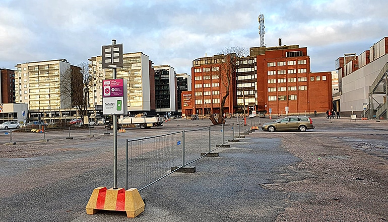P-Lemminkäisenkatu 24 Turku, edustalla parkkialue ja taustalla kerrostalorakennuksia