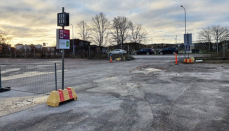 P-Lemminkäisenkatu 24 Turku, autoja parkkialueella