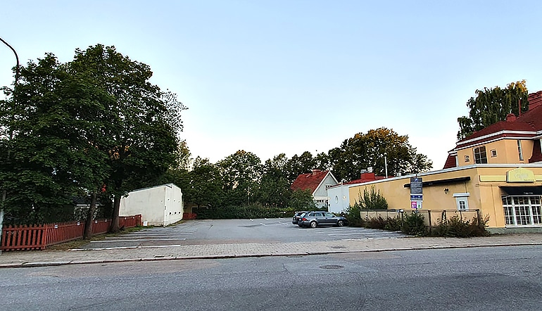 P-Linnankatu 84 Turku, asfaltoitu pysäköintipaikka puiden ja vanhojen rakennusten keskellä