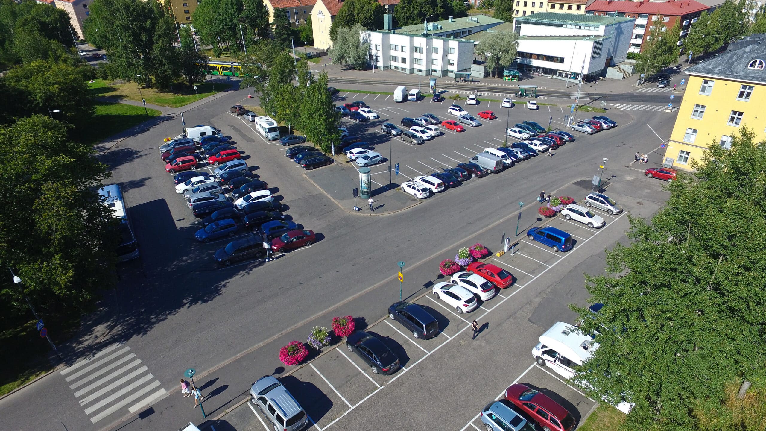 P-Linnanmäki Helsinki, autoja alaparkissa, taustalla puita ja rakennuksia