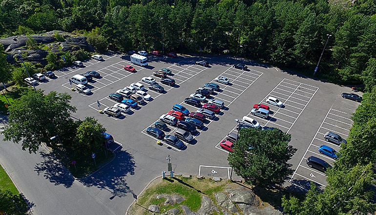 P-Linnanmäki Helsinki, autoja pysäköitynä yläparkissa