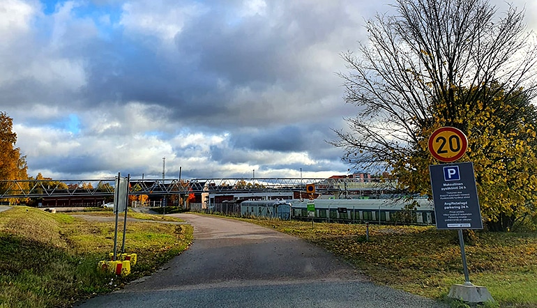 P-Logomo P5 Turku, sisäänajo parkkialueelle P5