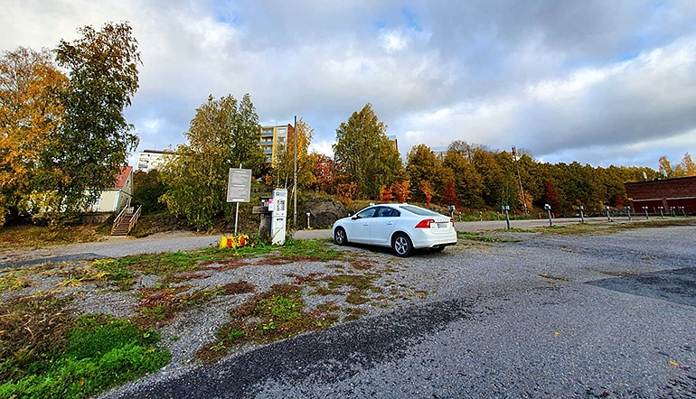 P-Logomo P5 Turku, auto parkkialueella P5, taustalla puita ja rakennuksia