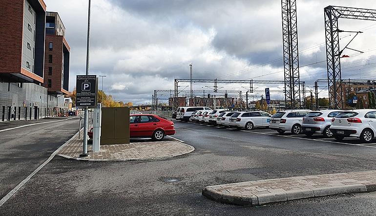 P-Logomo P7 Turku, autoja asfaltoidulla parkkipaikalla P7 junaradan ja liiketilarakennusten välissä