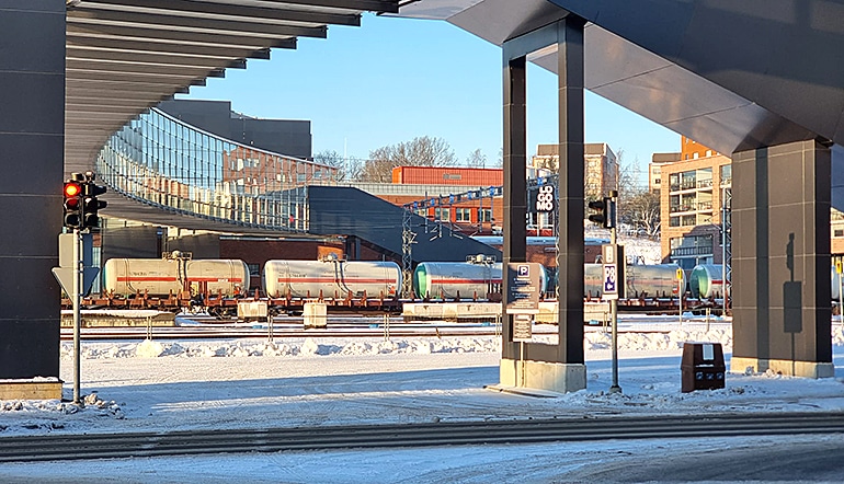 P-Logomo P8 Turku Ratapihankatu 24, sisäänajo parkkipaikalle P8 junaradan vieressä