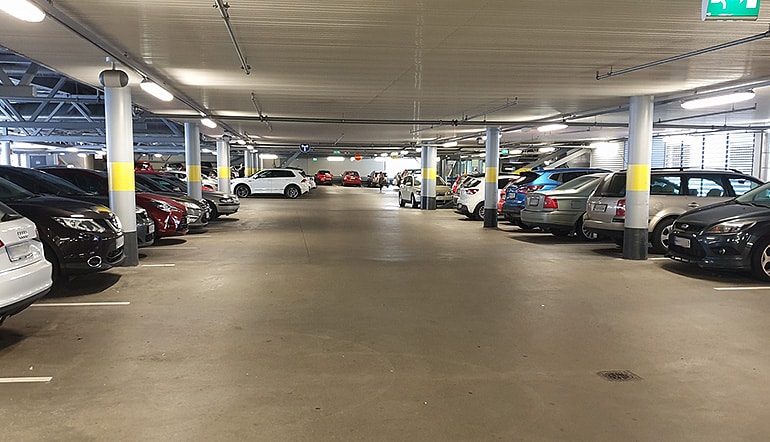 P-Lundi Porvoo, autoja yläparkkihallissa