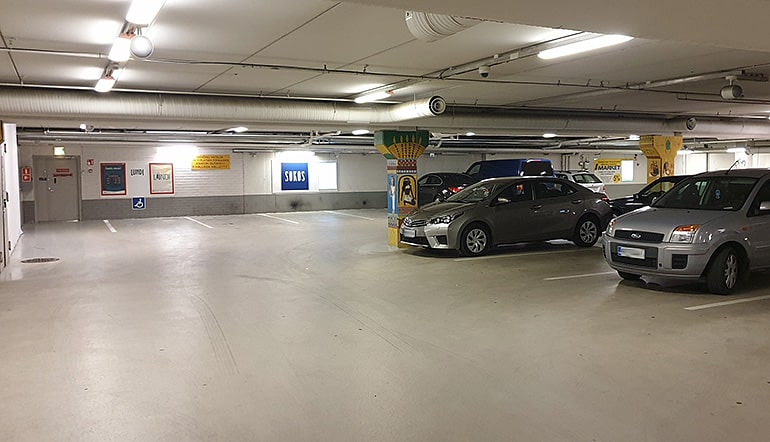 P-Lundi Porvoo, autoja alaparkkihallissa