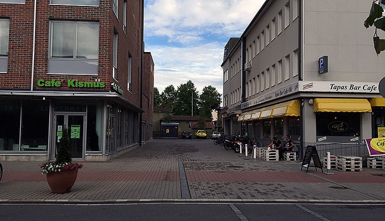 P-Maakuntatalo Seinäjoki, sisäänajo parkkipaikalle liiketilarakennusten välistä