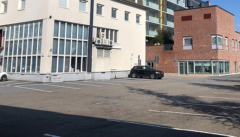 P-Maakuntatalo Seinäjoki, parkkialue rakennusten vieressä