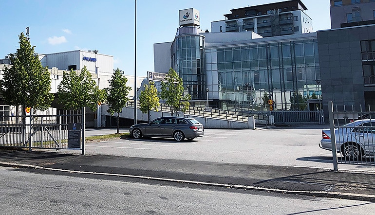 P-Megakeskus Seinäjoki, näkymä parkkipaikalle kauppakeskuksen vieressä