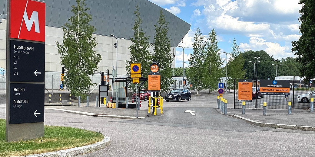 P-Messukeskus Siipi Helsinki, yleiskuva sisäänajosta pysäköintialueelle, taustalla näkyy Messukeskuksen rakennus