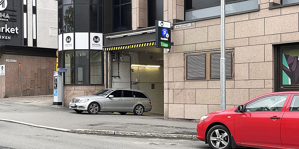 P-Kauppakeskus Minna Kuopio, sisäänajo parkkihalliin liikerakennuksen seinällä kadulta katsottuna