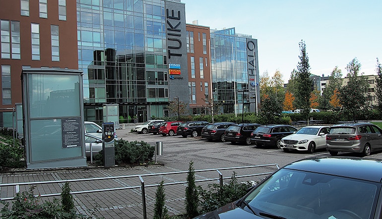 P-Plaza Business Park Vantaa, autoja pysäköintipaikoilla liiketilarakennusten edustalla