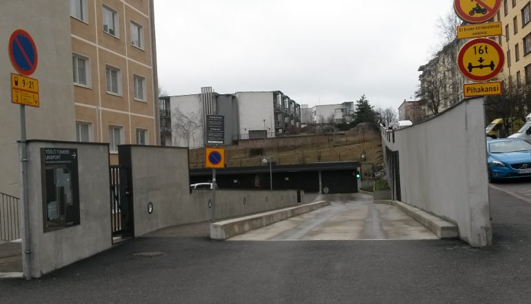 P-Pohjoinen Hesperiankatu 23 Helsinki, sisäänajoramppi parkkihalliin rakennusten keskellä