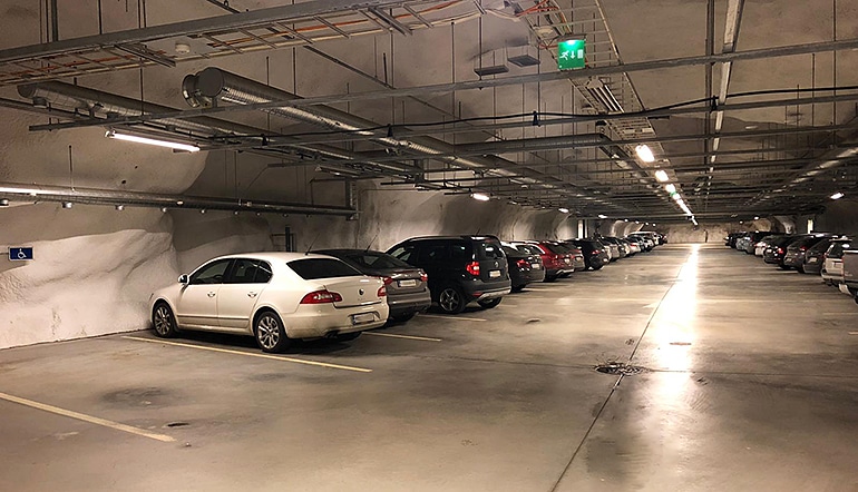 P-Porttikeskus P6 Helsinki, autoja pysäköitynä parkkihalliin