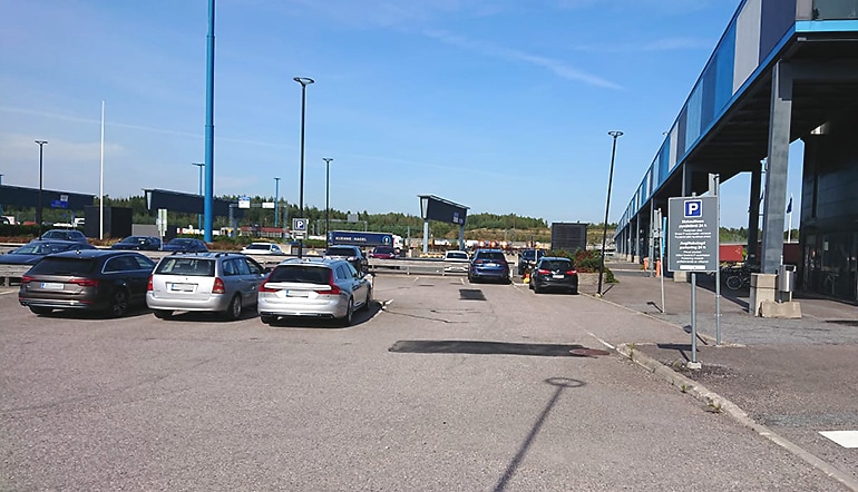 P-Porttikeskus P7 Helsinki, autoja parkkialueella