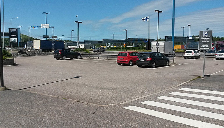 P-Porttikeskus P7 Helsinki, näkymä pysäköintipaikalle ja kadulle