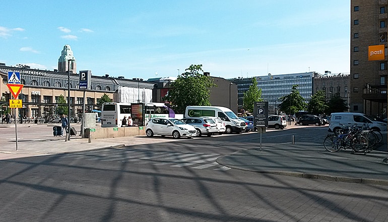 P-Posti Helsinki, näkymä pysäköintialueelle Elielinaukion ja Helsingin päärautatieaseman suuntaan