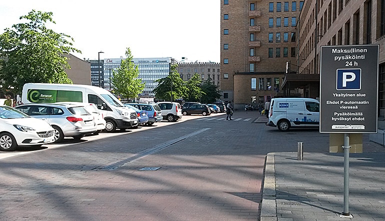 P-Posti Helsinki, näkymä parkkipaikalle sisäänajon suunnasta
