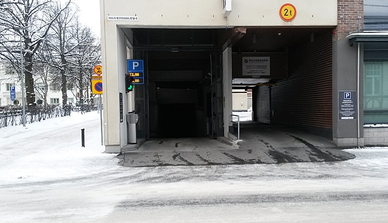 P-Puijonsarvi Kuopio, sisäänajo parkkihalliin ja porttikäytävä sisäpihan pysäköintialueelle