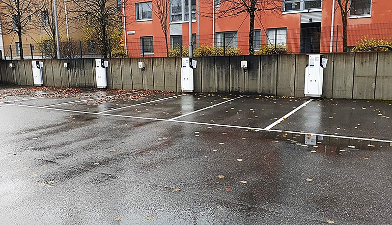 P-Puijonsarvi Kuopio, sähkölatauspaikat pihan parkkipaikalla