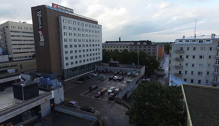 P-Royal Vaasa, ilmakuva parkkipaikasta piha-alue 1 hotellin edessä olevalla kannella