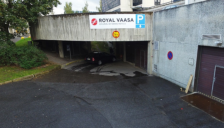 P-Royal Vaasa, sisäänajo parkkihalliin hotellin alla