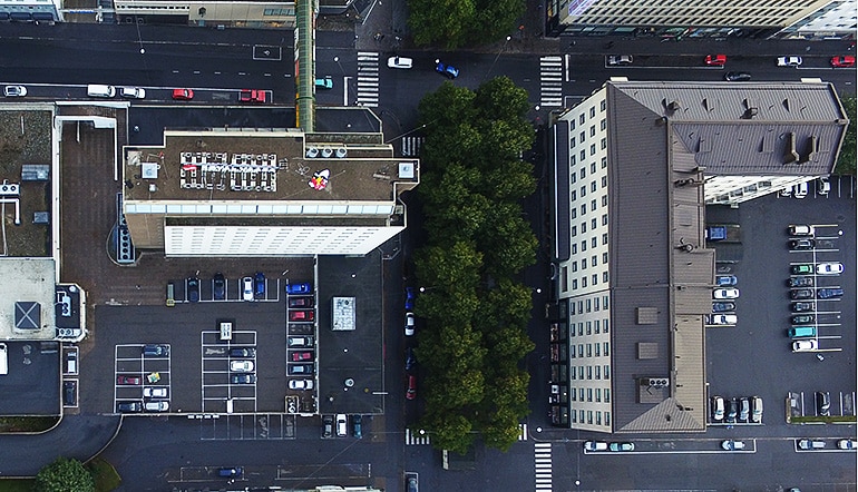 P-Royal Vaasa, ilmakuva suoraan hotellin yläpuolelta molemmista piha-alueista