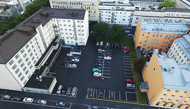 P-Royal Vaasa, ilmakuva asfaltoidusta parkkipaikasta piha-alue 2 rakennuksen sisäpihalla