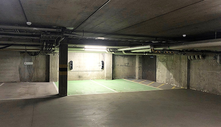 P-Royal Vaasa, sähköautojen latauspiste parkkihallissa merkitty vihreällä