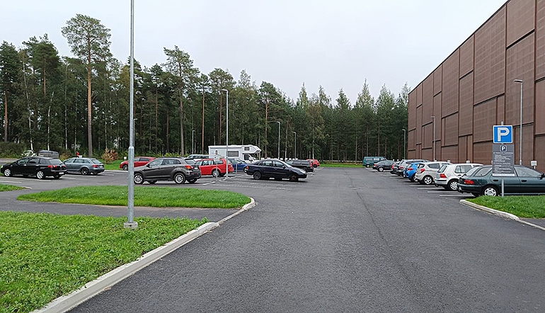 P-Sairaalanrinteen parkki Oulu, autoja asfaltoidulla pysäköintialueella