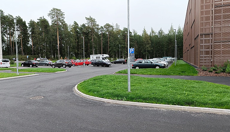 P-Sairaalanrinteen parkki Oulu, pihan parkkialue vain sopimuspysäköintiin