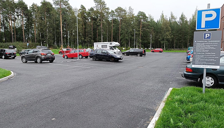P-Sairaalanrinteen parkki Oulu, henkilöautoja ja matkailuauto asfaltoidulla parkkipaikalla