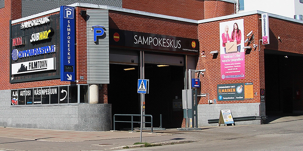 P-Sampokeskus Rovaniemi, sisäänajo parkkihalliin kaupparakennuksen kulmalta