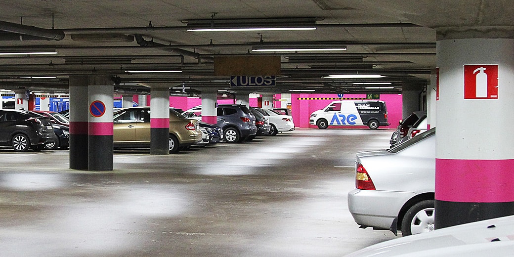 P-Sampokeskus Rovaniemi, autoja parkkihallissa