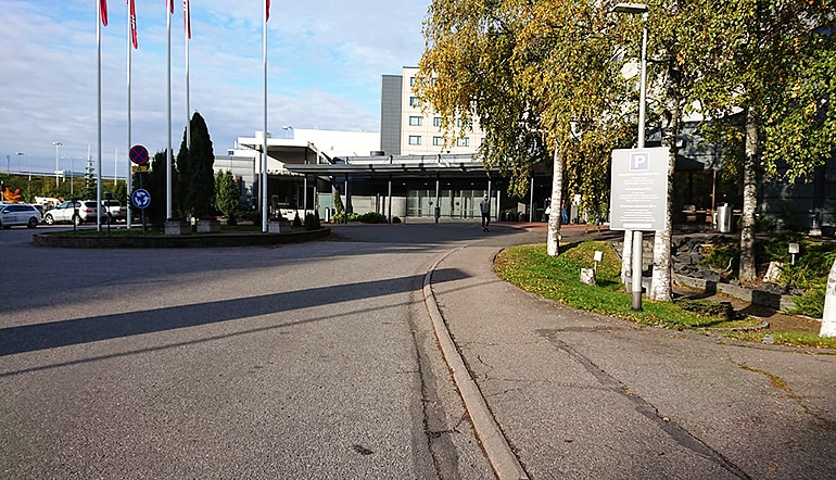 P-Scandic Aviacongress Vantaa, parkkialue ja kokoushotellin sisäänkäynti