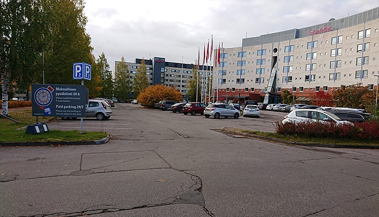 P-Scandic Aviapolis Vantaa, autoja pysäköintipaikoilla hotellin edessä