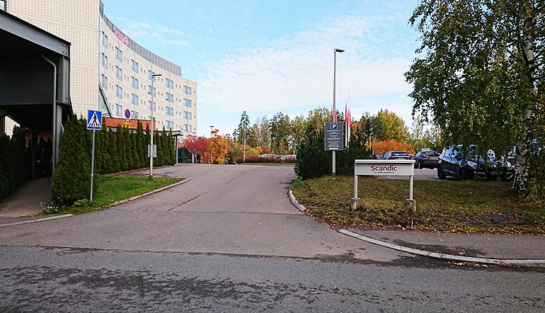 P-Scandic Aviapolis Vantaa, näkymä kadun suunnasta hotellille ja sen edessä olevalle parkkialueelle