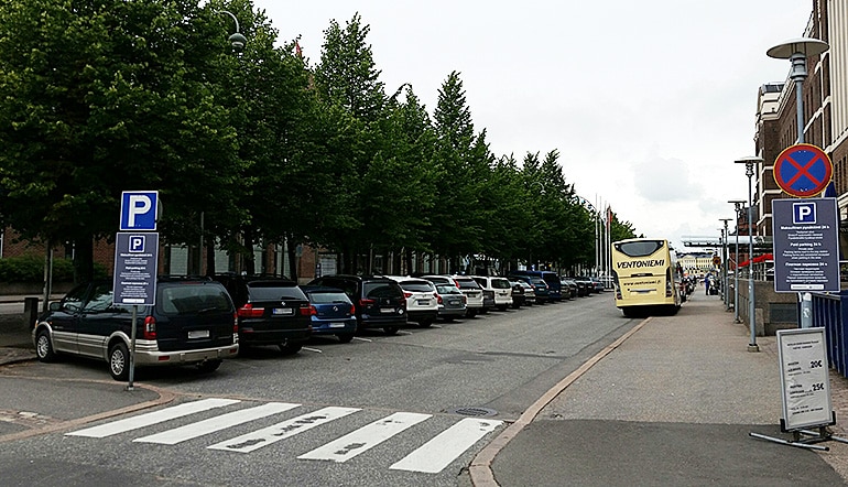 P-Scandic Grand Marina Helsinki, näkymä parkkipaikalle kadun varrella puiden suojassa