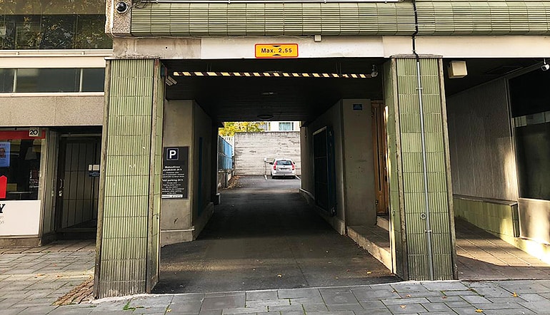 P-Scandic Hämeenlinna, nelikulmainen porttikäytävä ja näkymä sisäpihan parkkialueelle