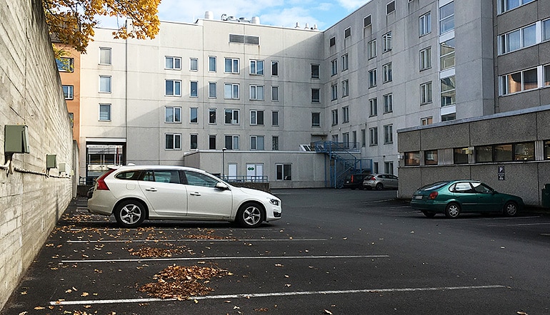 P-Scandic Hämeenlinna, parkkipaikka sisäpihalla kerrostalorakennusten ympäröimänä
