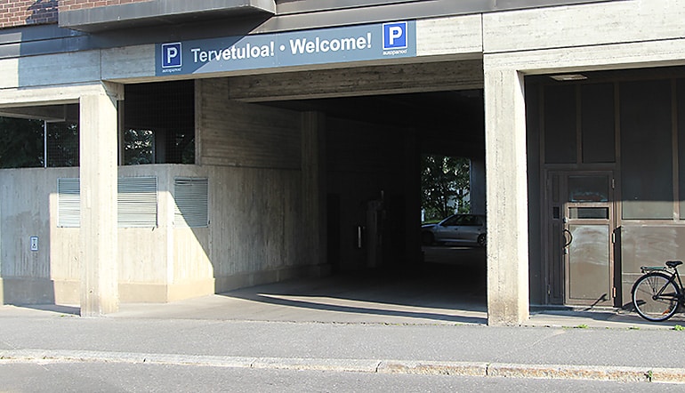 P-Scandic Oulu Station, sisäänajon porttikäytävä kadulta katsottuna