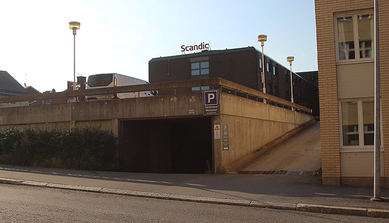 P-Scandic Oulu Station, sisäänajo parkkitaloon kadulta katsottuna